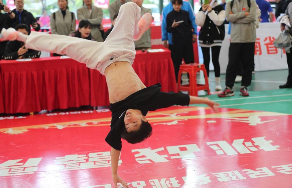 身着统一服, 底火热上演, 颠球挑战总 身着统一服, 底火热上演, 颠球挑战总